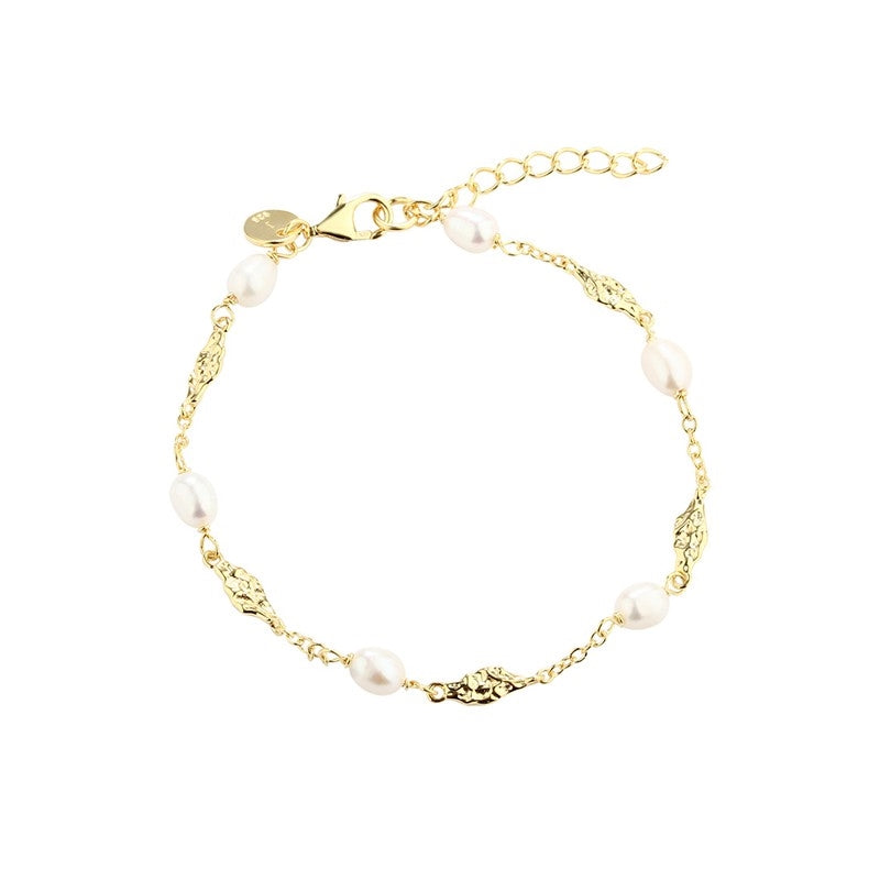 Aqua Dulce Milena armbånd i forgyldt sterlingsølv med justerbare hvide ferskvandsperler og organiske guldelementer 17–20 cm.