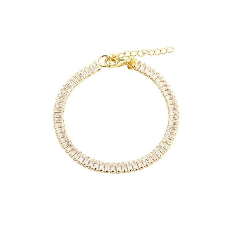 Aqua Dulce Philina armbånd i 14 karat forgyldt sølv med klare baguette-slebne zirkonia, justerbart 17–20 cm.