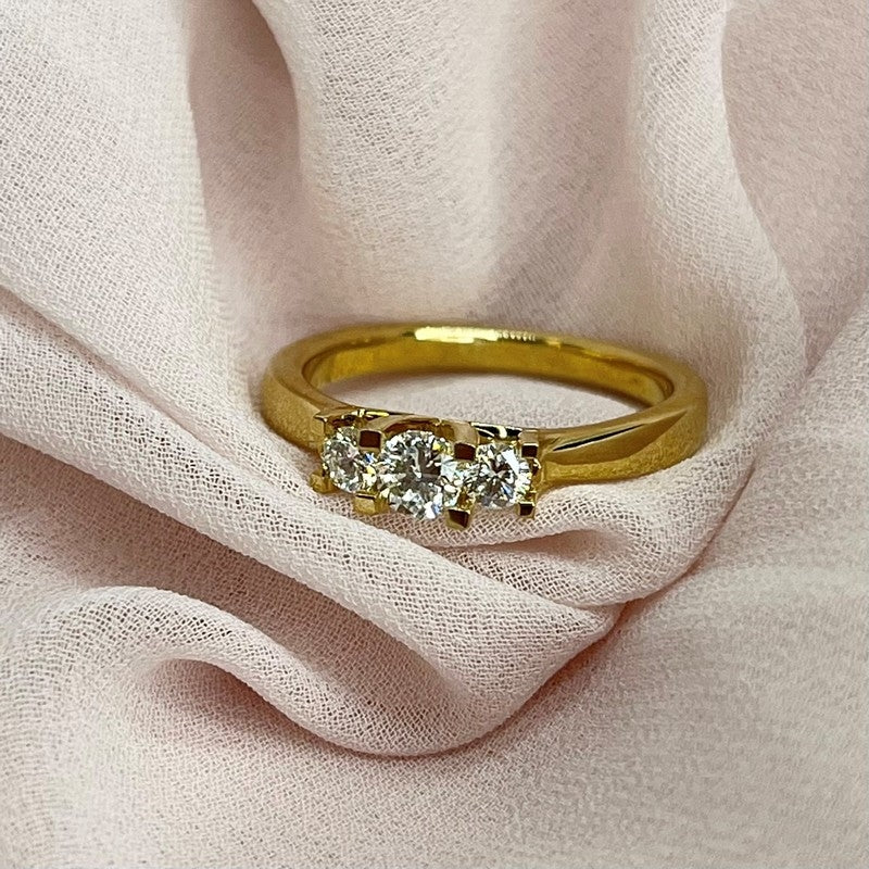 Zoya ring i 14 karat guld med 3 diamanter fra Scrouples (0,27 ct)